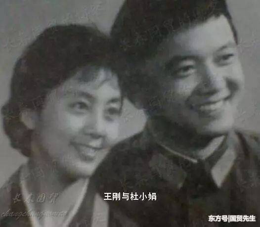 第一任妻子是杜小娟是当时的报幕员1976年两人相识并在两年后步入婚姻