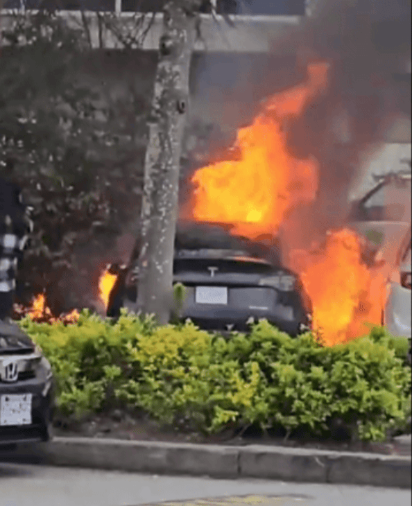 列治文八佰伴一辆特斯拉自爆起火!原因不明