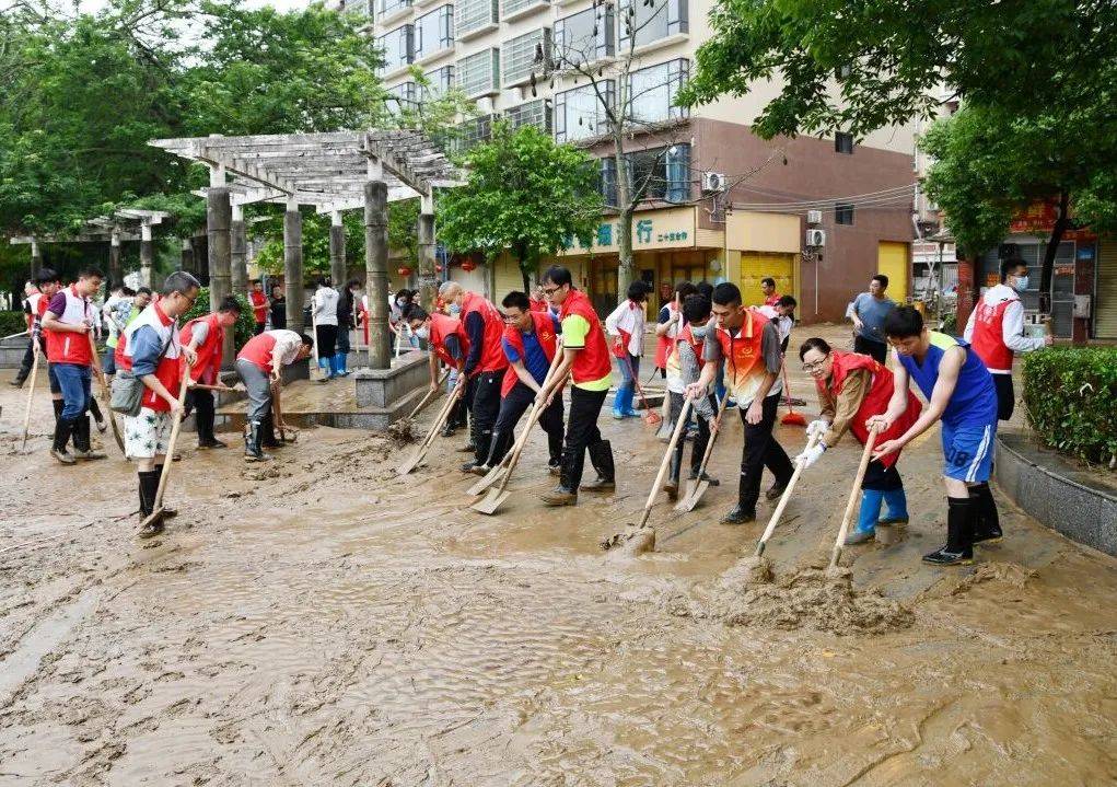 直击现场!怀集党员干部全力以"复" 奋战汛后清淤第一线