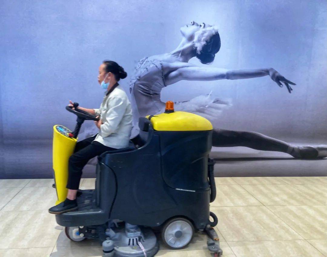 和妈妈逃离农村,我在深圳大厂,她是商场保洁