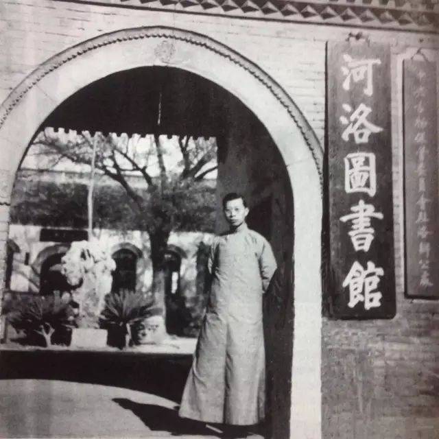 他脾气坏到让人闻风丧胆,极端地和妻子双双自尽!