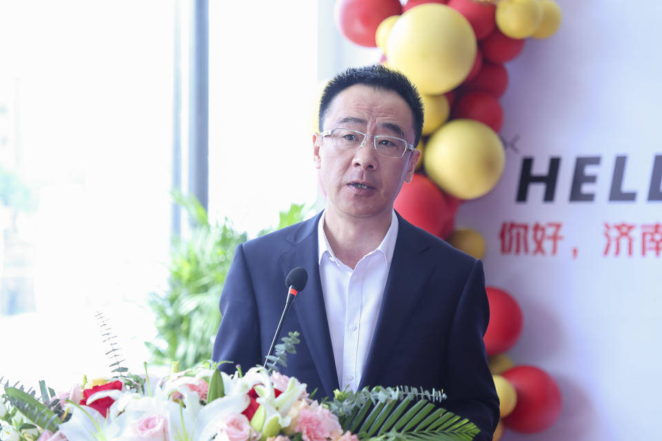 济南市历城区副区长耿汝年发表致辞,向小鹏汽车世纪大道店的顺利开业