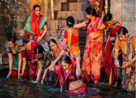 印军伞兵跳伞表演变集体葬礼，上万美元的降落伞，一个也打不开-印度伞兵摔死30人是真的吗视频