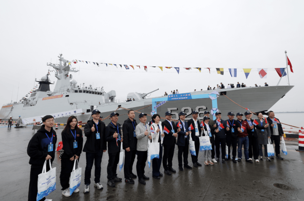 "温州舰"靠岸柳市七里港!见证海军强大,携手共赴未来
