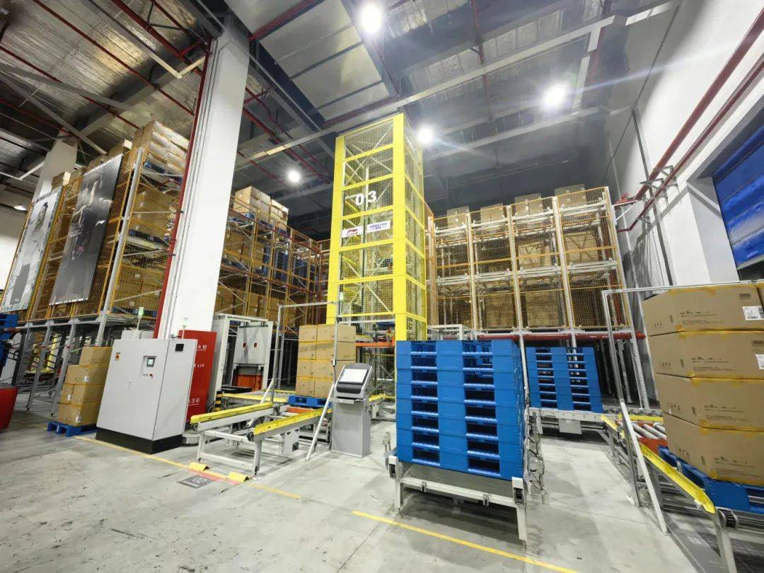 比如,一层的托盘密集存储区,采用托盘四向穿梭车立体存储 潜伏式agv