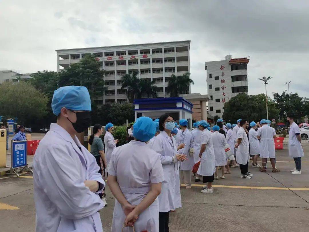 嘉应学院门口突然聚集一群"白大褂",什么情况?