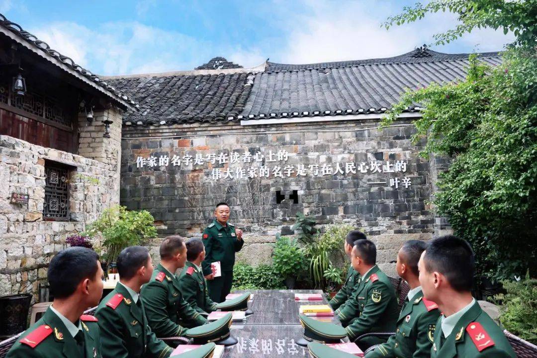 今天,武警官兵邀你一起感受军营"书香"_武警湖北总队_武警四川总队