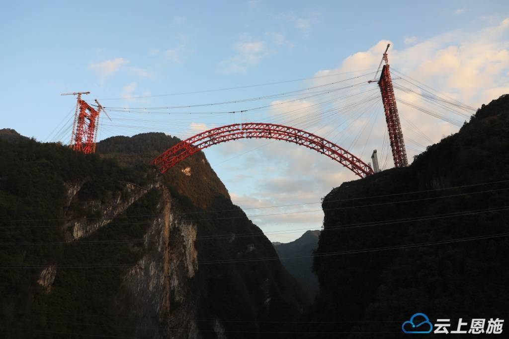 溇水河特大桥是宜来高速鹤峰东段控制性工程之一,总投资约1.7亿元.