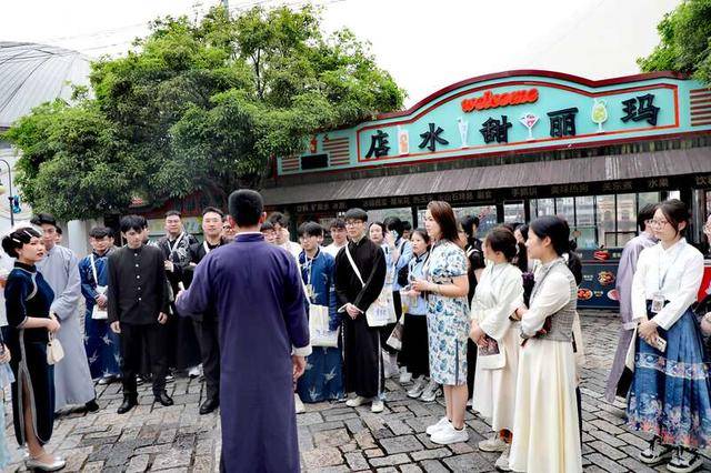 东阳农行青年一行走进横店影视城广州街香港街度假区,一同赶赴建党