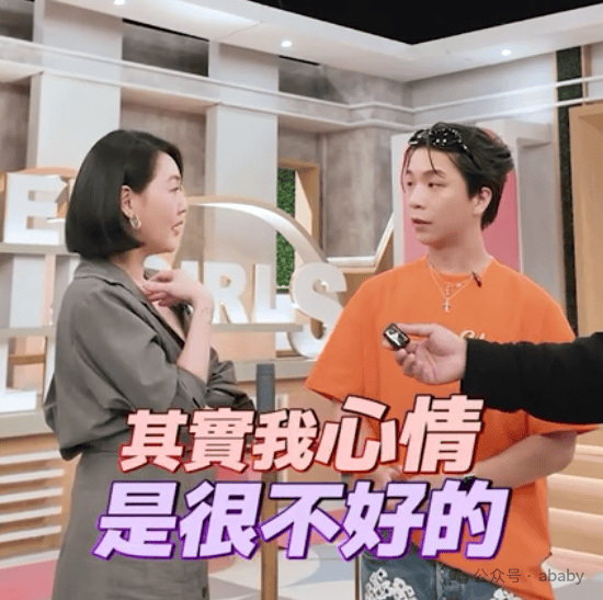 小s听后表情严肃,质疑派翠克是否在讽刺他们家事,有点激动地透露自己