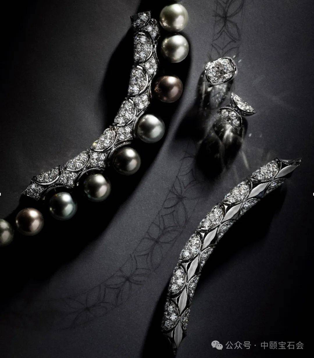 莹泽的珍珠为主石,你可以看到一件双链式项链串联43颗灰色大溪地珍珠