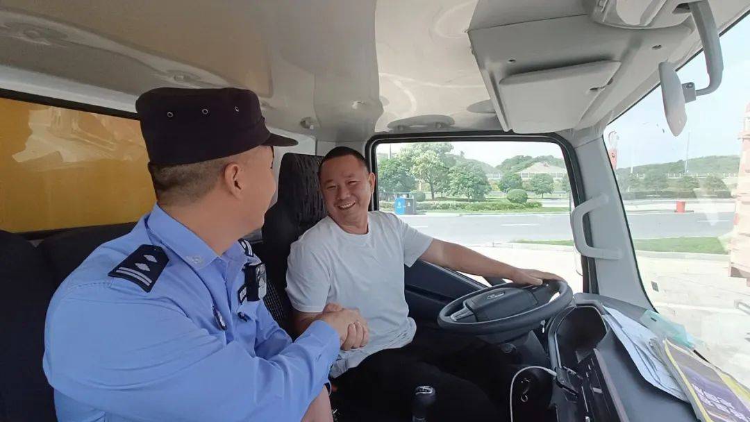 司机视角感受赣北高速 换位思考体现执法担当——记省高速警察直属二