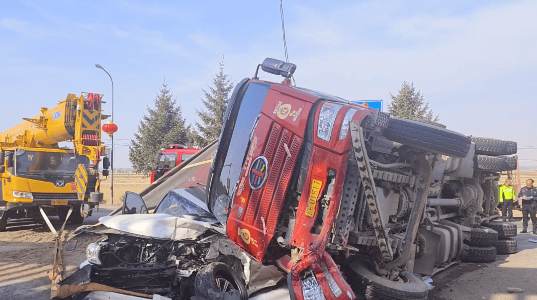 惊险!满载翻斗车侧翻压扁越野车,司机获救