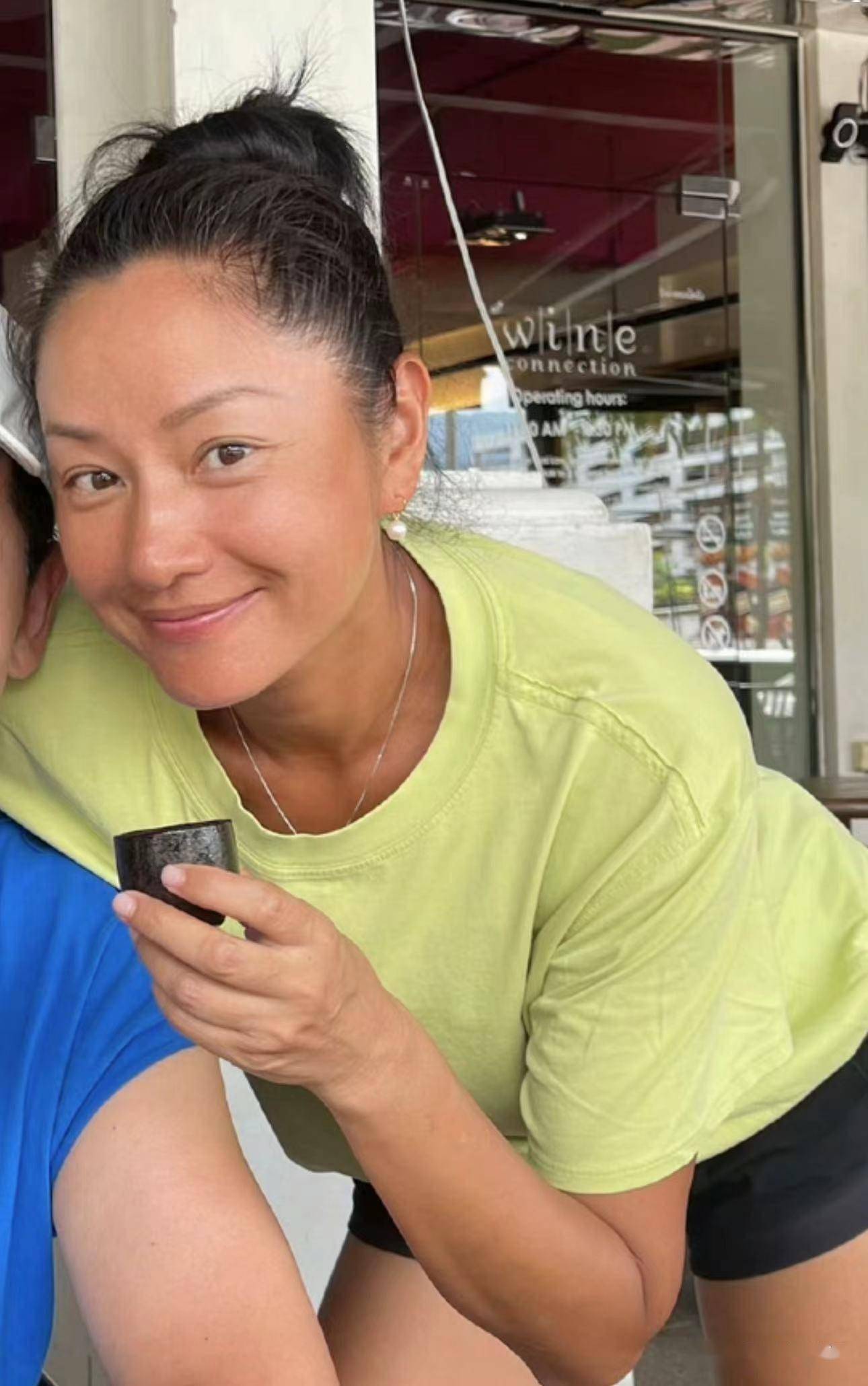 初代超模李艾重回t台!大长腿黑丝全场沸腾,网友调侃:不如瞿颖