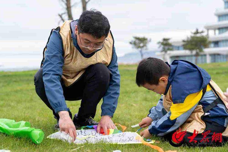 青岛西海岸新区文化路幼儿园开展户外亲子团建活动(图1)