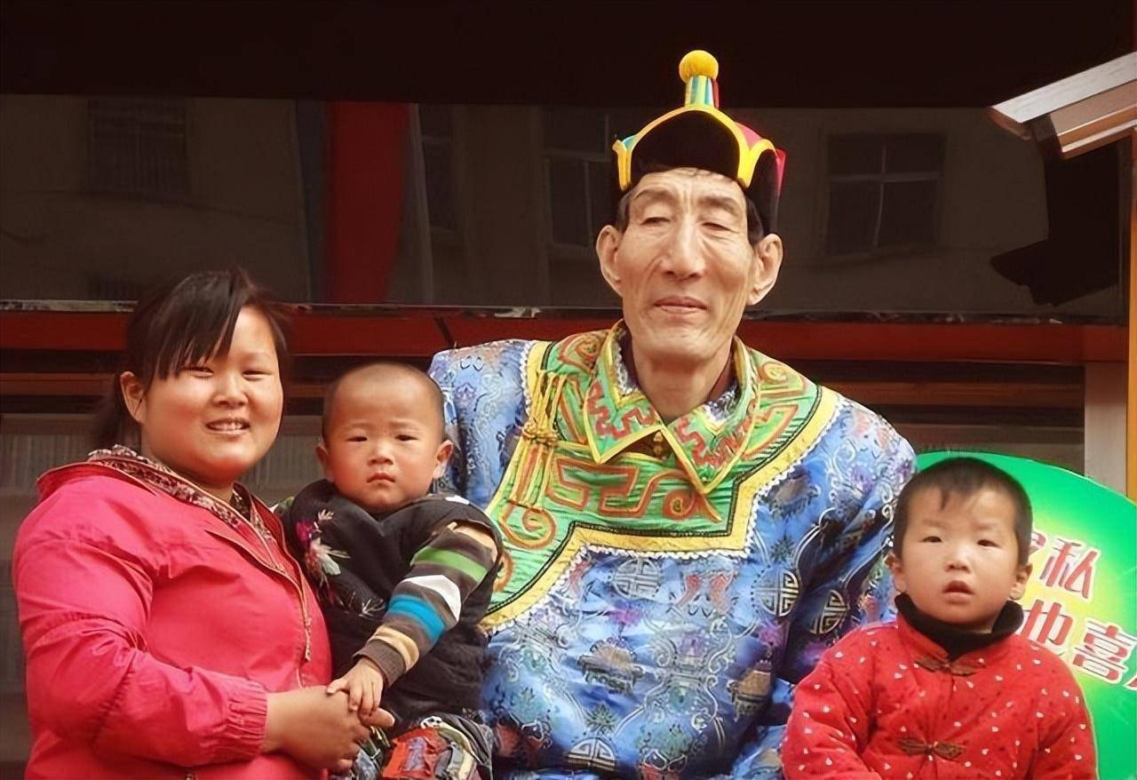 中国第一巨人2米36,不顾医生反对执意生子,儿子10岁身高1米6_鲍喜顺