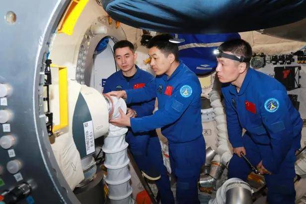 新"太空出差三人组"的励志故事,讲给孩子!