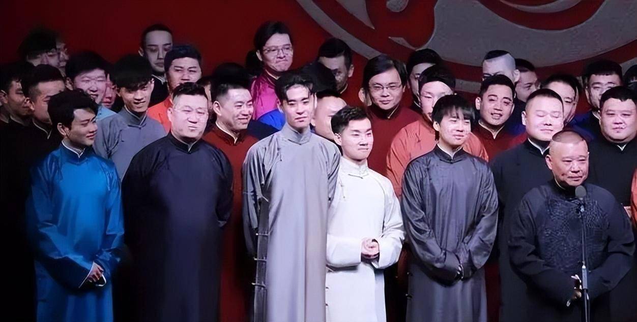 德云社郭德纲晒机场合影照,带队赶赴伦敦,海外巡演正式开启