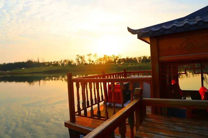 迎着春风,在泗阳运河大道上,用车轮延伸脚步,途径古色古香的泗水阁