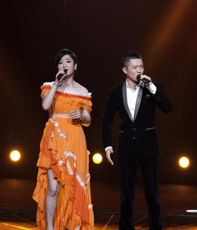 凤凰传奇演唱会面壁风波后,玲花支持粉丝维权,这才是优质偶像!