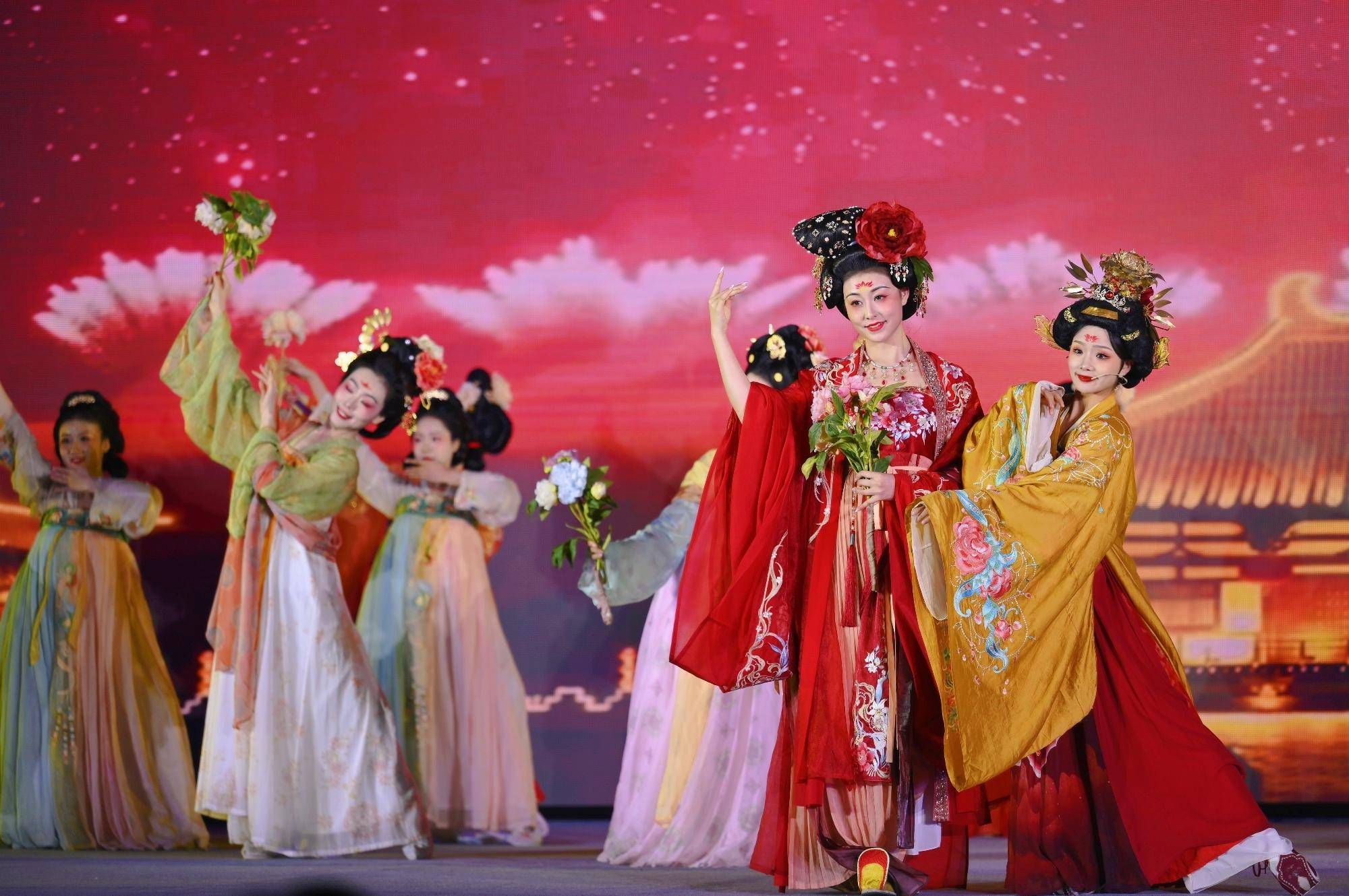 邯郸战国袍等沉浸式"旅行换装"体验热度高涨,不少民宿或酒店顺势推出