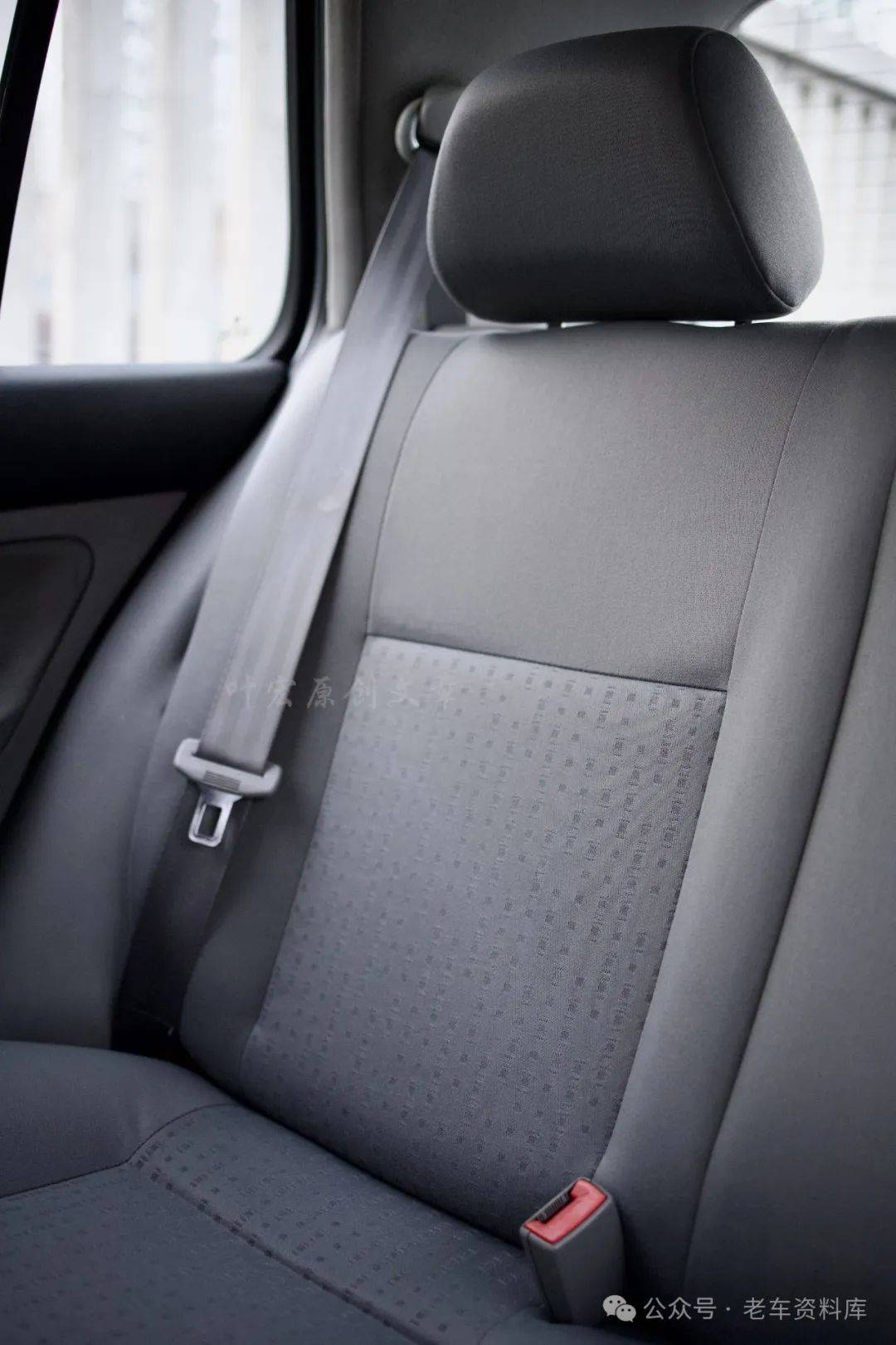 铁轮毂,电动天窗,前排座椅加热以及6碟cd播放器 卡带播放器的汽车音响