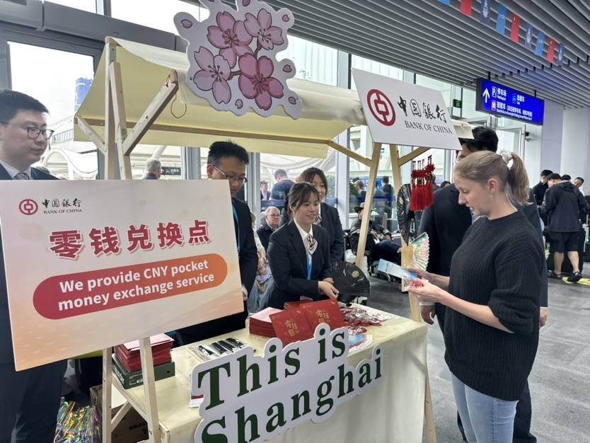 超级邮轮皇家加勒比“海洋光谱号”回归母港，上海迎来“五一”小长假前最大入境旅游团