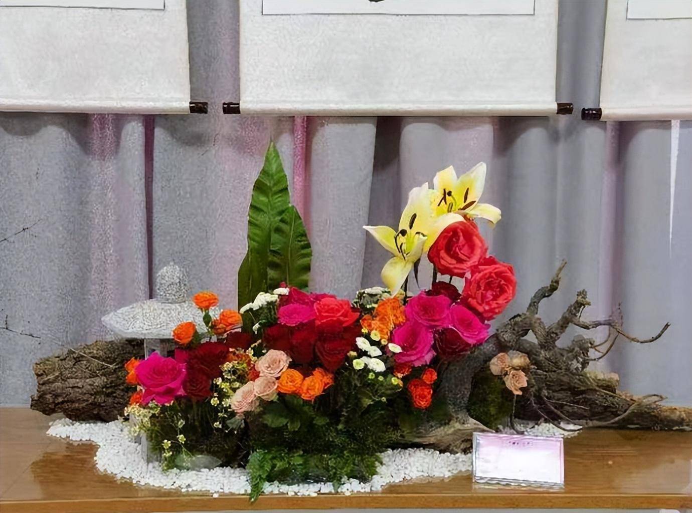 郑州第三十届月季花展开幕!68件插花作品同亮相