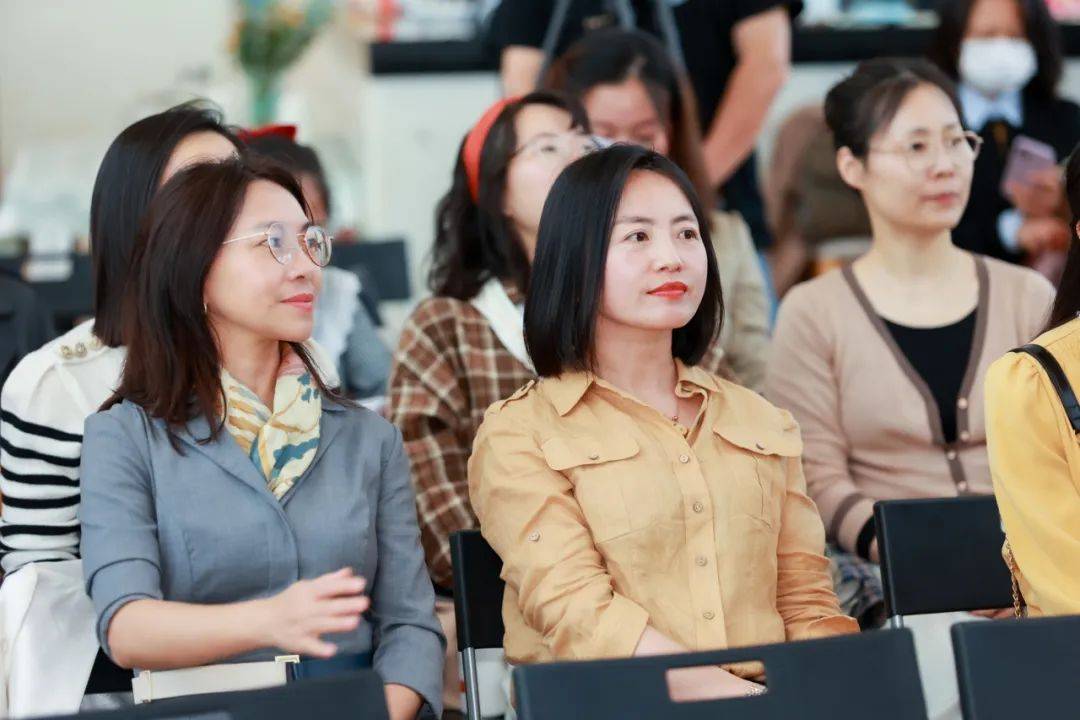 迎着大家热盼的目光,玛亚老师走上讲台,她的感动与深情溢于言表:"是