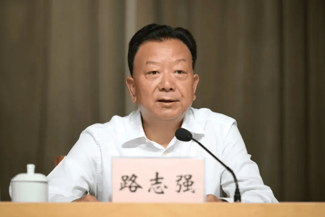 监察厅宣教室主任,榆林市委副书记,副市长,陕西省委政法委副书记,秘书
