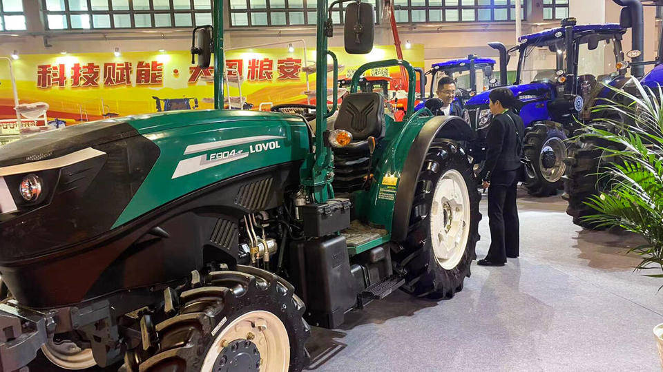 此外,最新款雷沃谷神rg70金刚ii代plus和金标版履带机也成功吸睛.