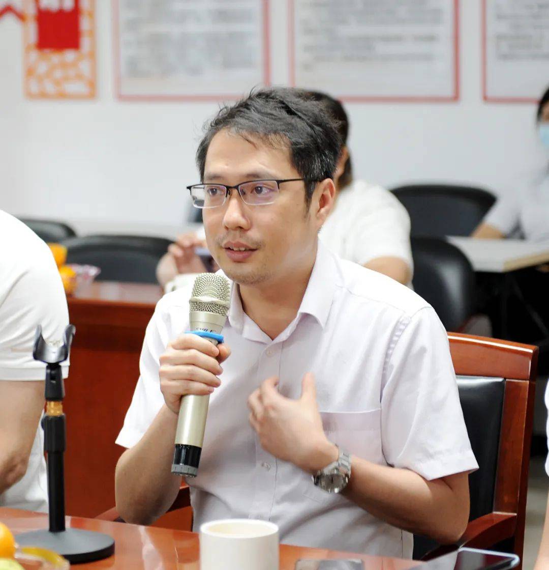 随后,伦教医院党委书记吴志强,院长何永涛向陈瑞新同志送上荣休纪念品