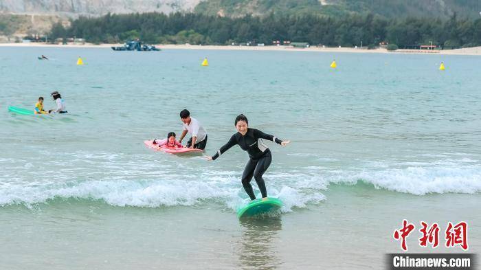 (走进中国乡村)三亚后海"破浪"出圈 小渔村成冲浪胜地