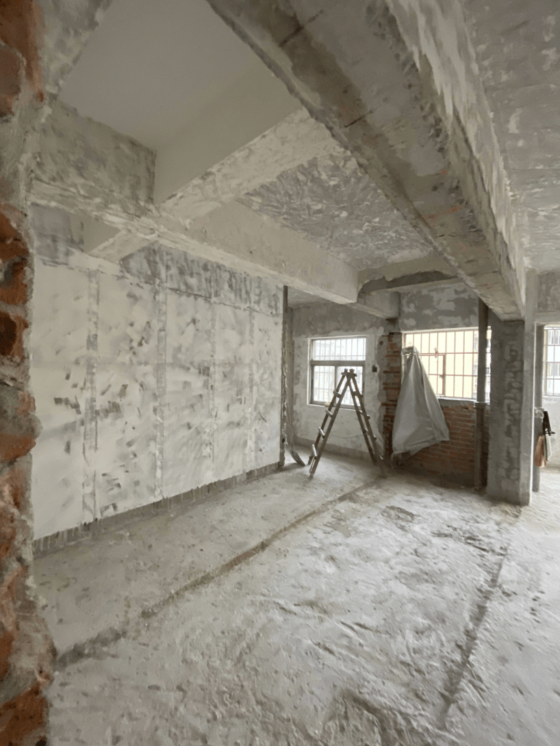 1米,已经被设计师合理地"伪装"成了电视柜的一部分.