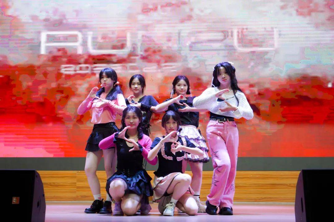 张晨曦 蔡天瑜 周紫乐 徐紫云 龙露 缪语璇07 舞蹈:run 2 u唐正琪 谢