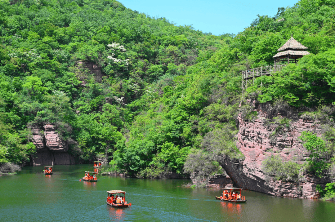 龙潭大峡谷的重要水源地之一,水阔峡幽,天开一线,形成了令探险者迫欲