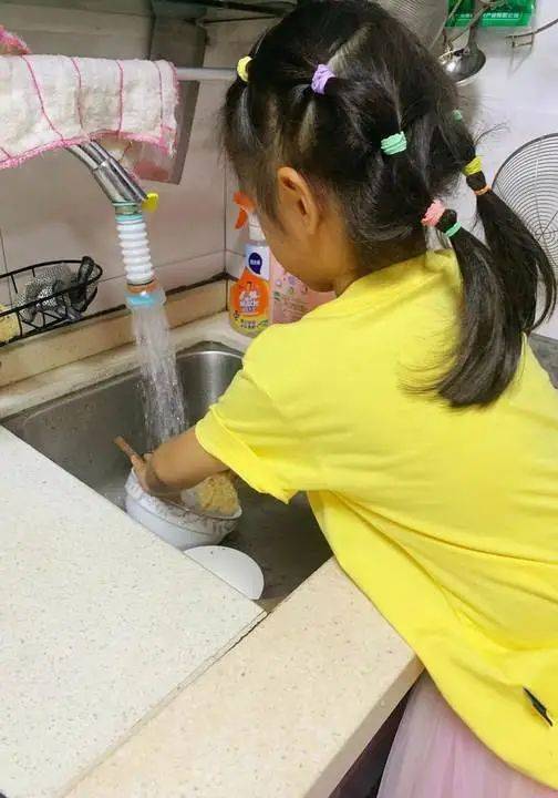 我是小小劳动者,在家擦桌子,洗碗,也拖了地,妈妈夸我是一个勤劳的