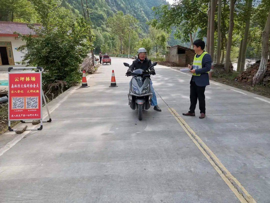 西坡镇组织镇村干部,道路交通安全劝导员及志愿者,重点对过往的面包车