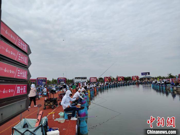 江苏泗洪洪泽湖百万钓鱼大赛开竿 千余名选手竞逐百万