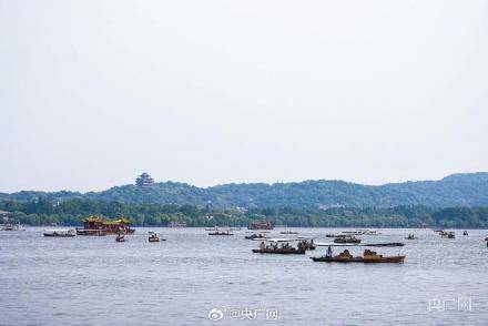 杭州西湖开启人从众模式