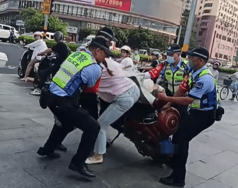 陕西警车检查站撞人后续：系抓捕肇事者，警方曝真相，果然有情况