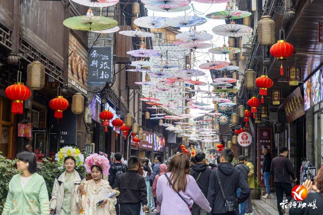细雨绵绵 边城茶峒景区仍持续"发热"