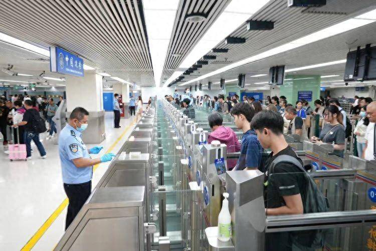 记者获悉,皇岗,福田,罗湖,机场,西九龙站等口岸如约迎来出入境客流