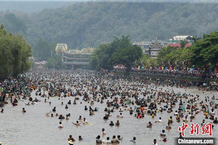 数万人齐聚中缅边境云南孟连捉鱼狂欢