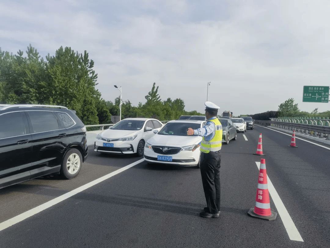 车辆应急通行标志图片