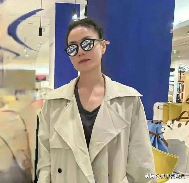 网友巴黎偶遇王菲,54岁的她状态真好