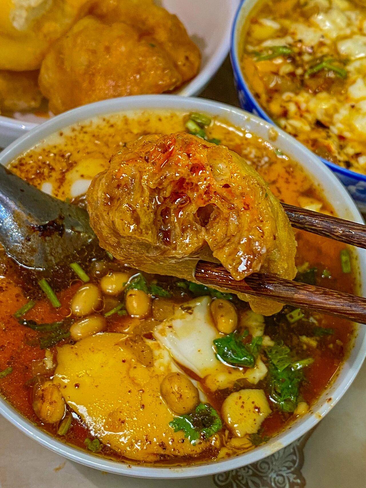 在九寨沟周边,别忘了品尝当地的特色美食,如牦牛肉,糌粑,酥油茶等