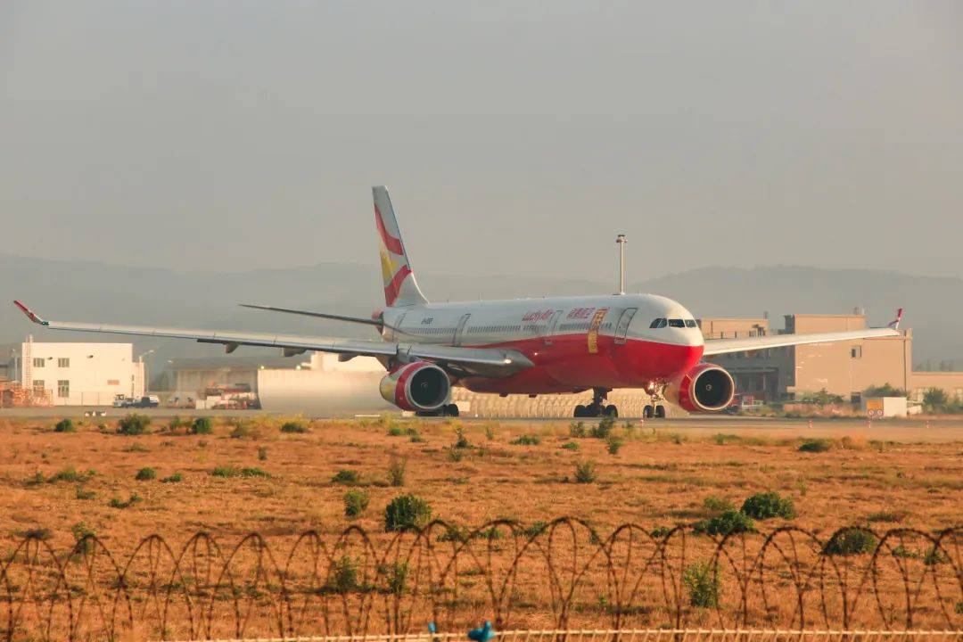 5月3日,为救治机上突发疾病旅客,祥鹏航空8l9883昆明至珠海航班紧急