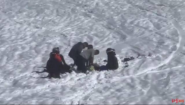 此前有人滑至野雪区受伤不幸离世 一男子在可可托海滑雪场意外摔伤身亡！当地发布通报