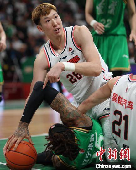 中新网记者 于海洋 摄图为辽宁本钢队球员赵继伟